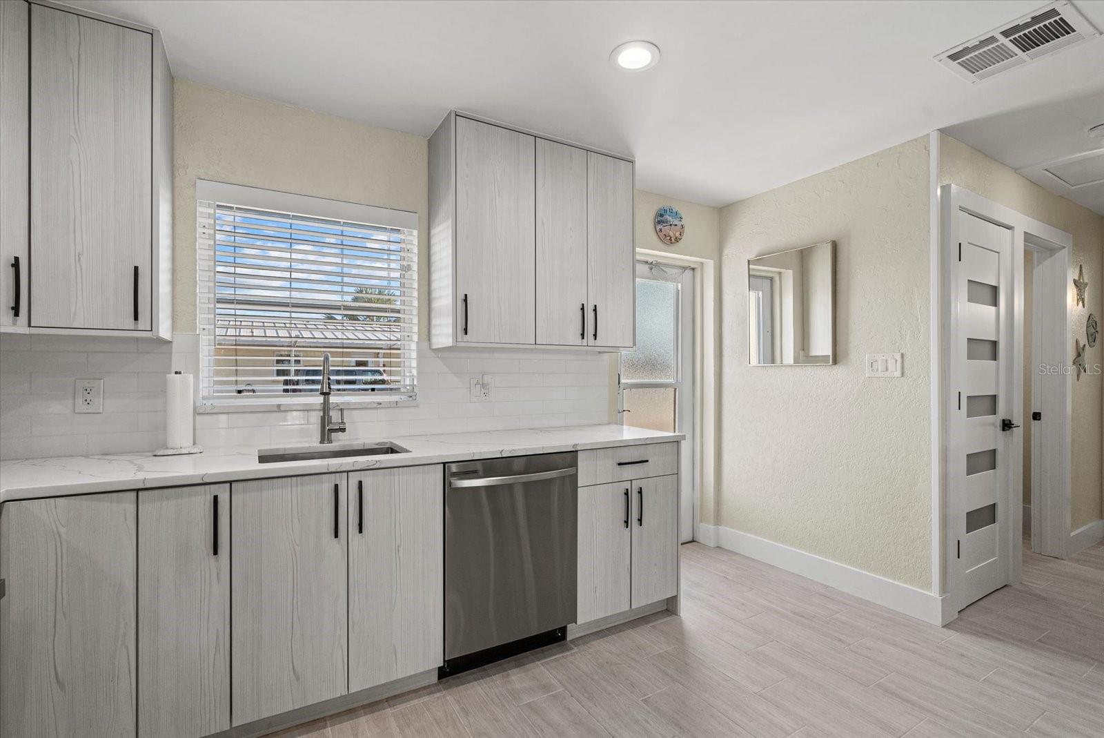 Image 4 of 27 For 5830 Midnight Pass Road 63