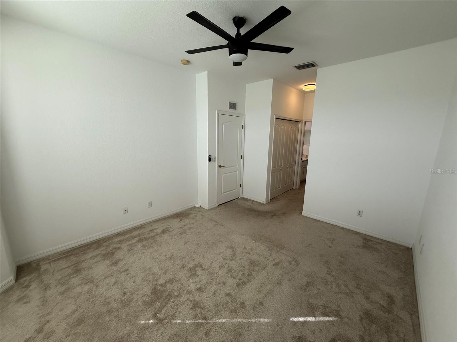 Image 15 of 22 For 819 Fairwaycove Lane 203