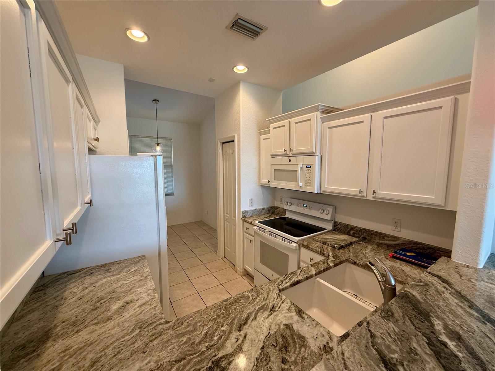 Image 9 of 22 For 819 Fairwaycove Lane 203