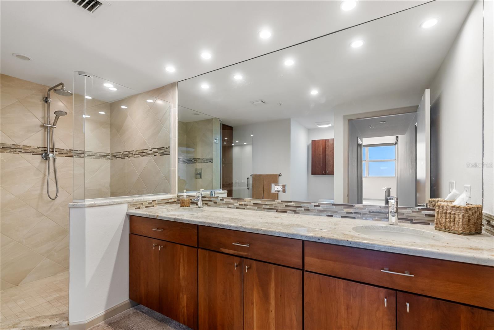 Image 11 of 80 For 1800 Benjamin Franklin Drive B809