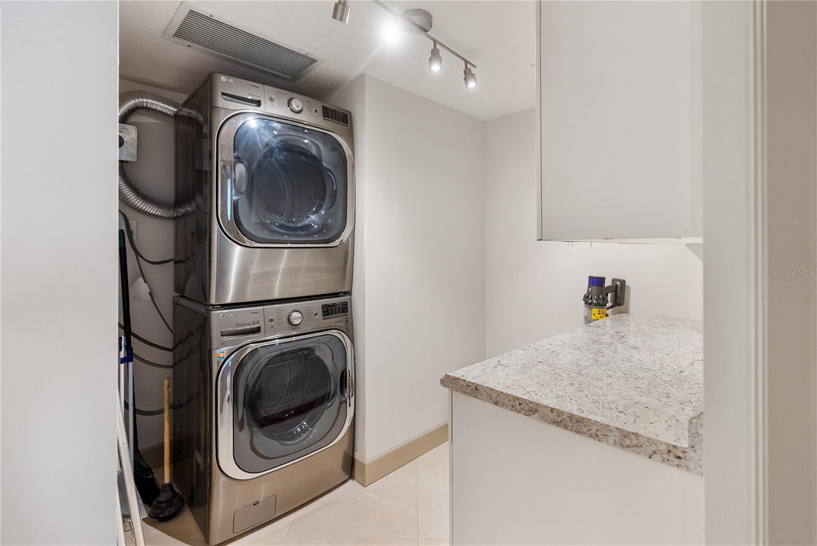 Image 35 of 80 For 1800 Benjamin Franklin Drive B809