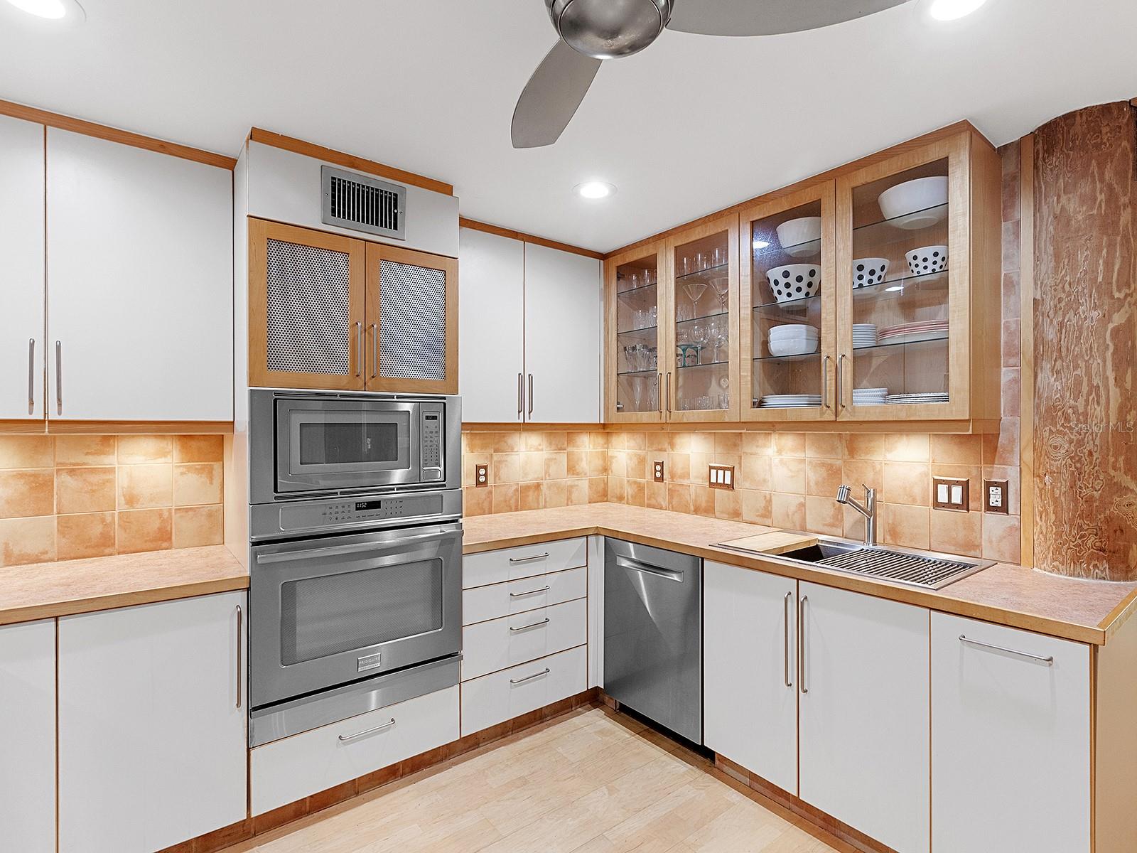 Image 16 of 55 For 2613 Temple Street