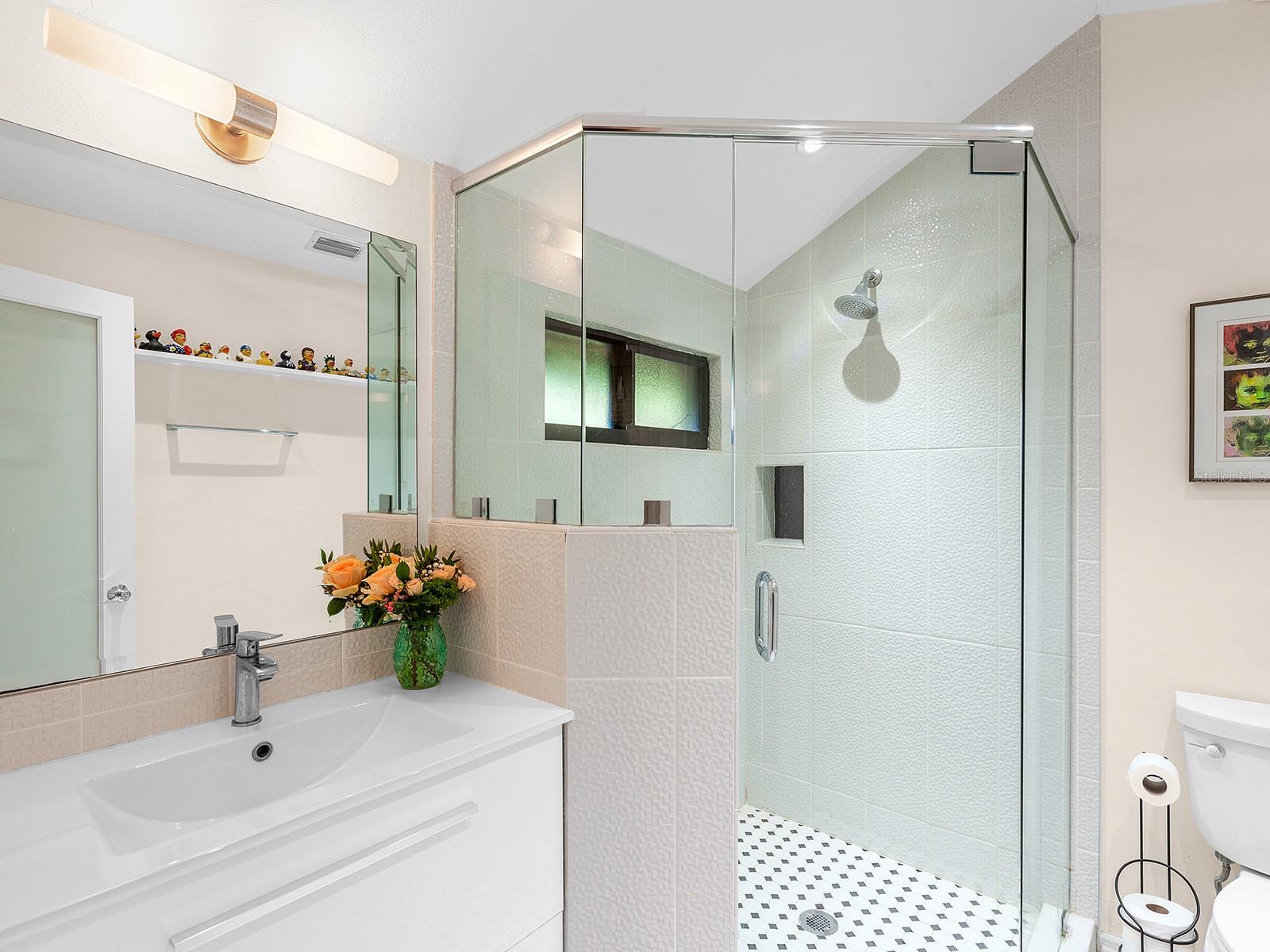 Image 28 of 55 For 2613 Temple Street