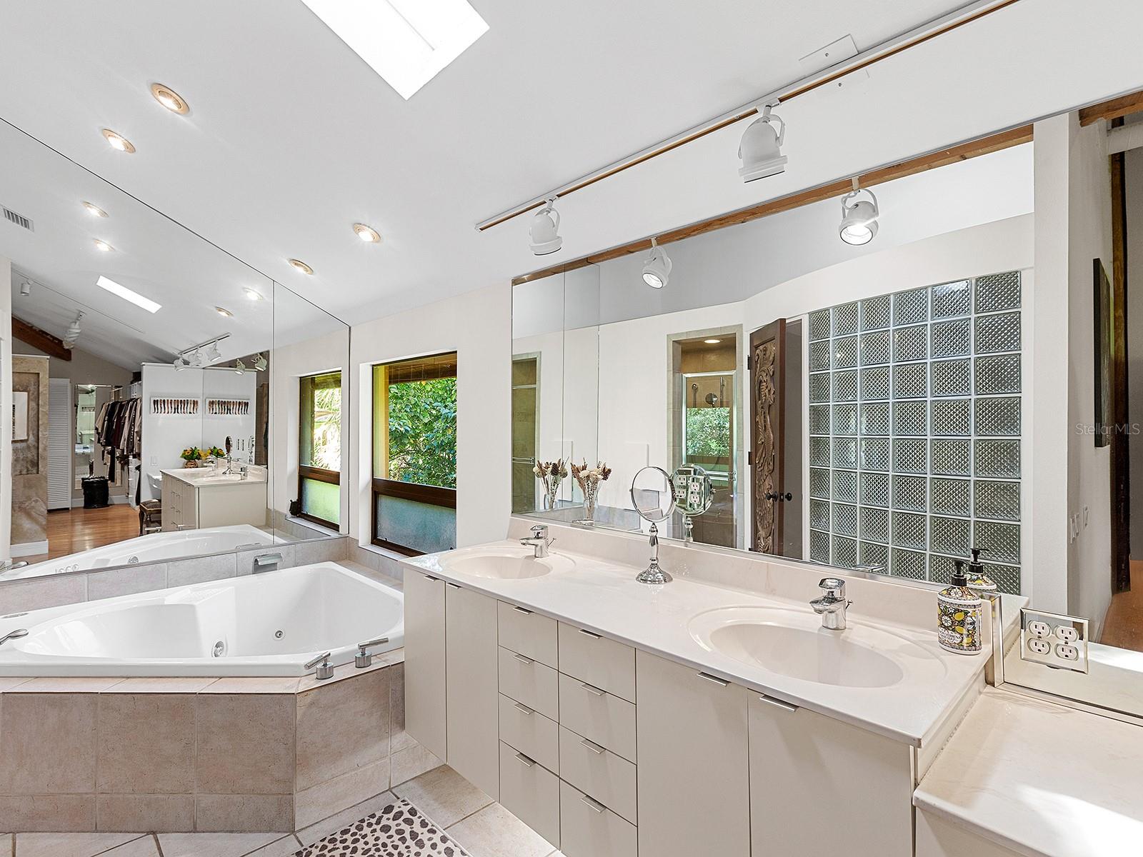 Image 39 of 55 For 2613 Temple Street