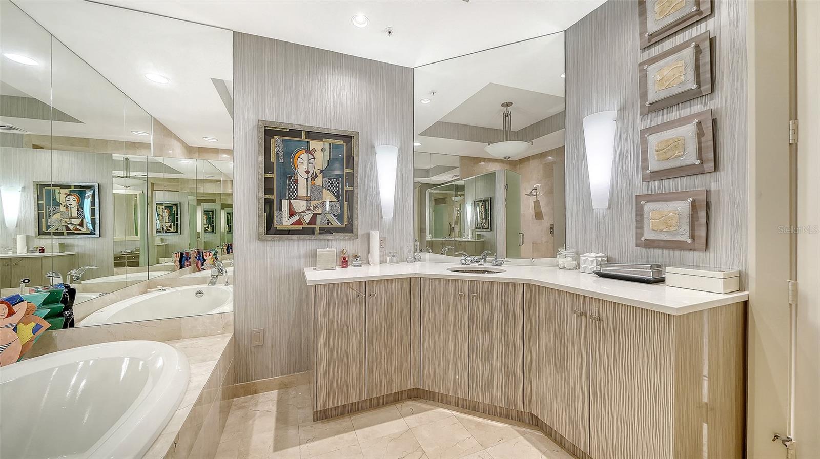 Image 32 of 58 For 435 L Ambiance Drive J704