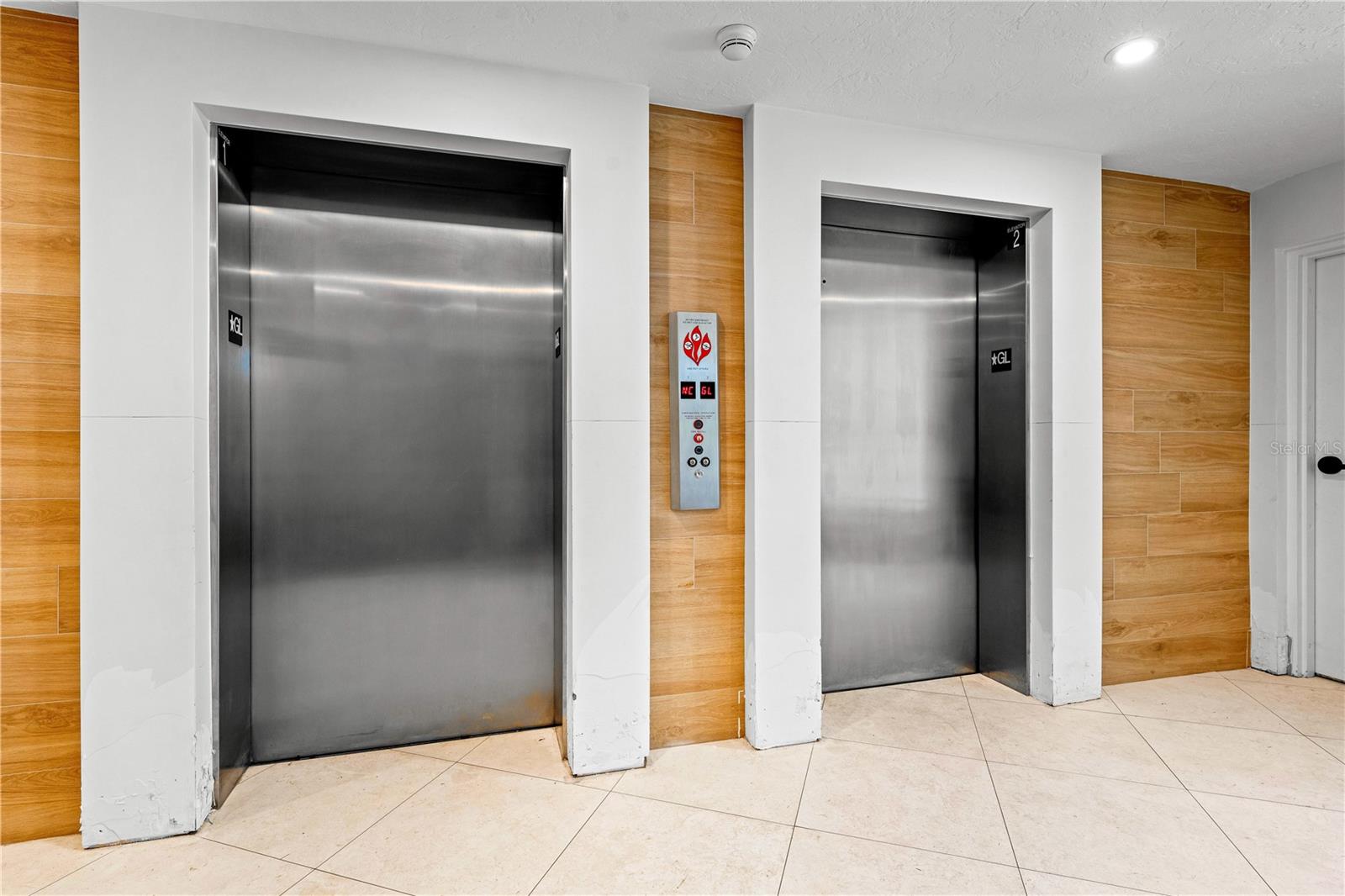 Image 56 of 98 For 5880 Midnight Pass Road 302