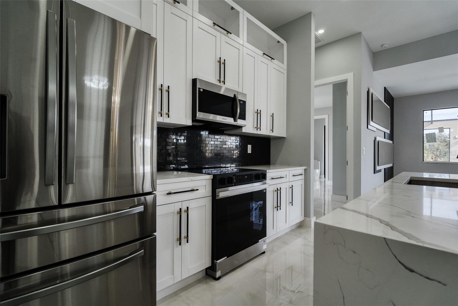 Image 11 of 63 For 10466 Winnipeg Street