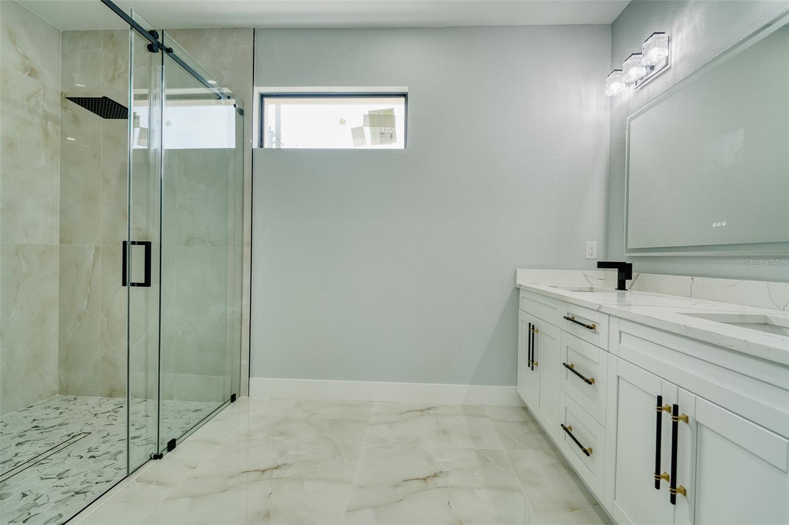 Image 41 of 63 For 10466 Winnipeg Street