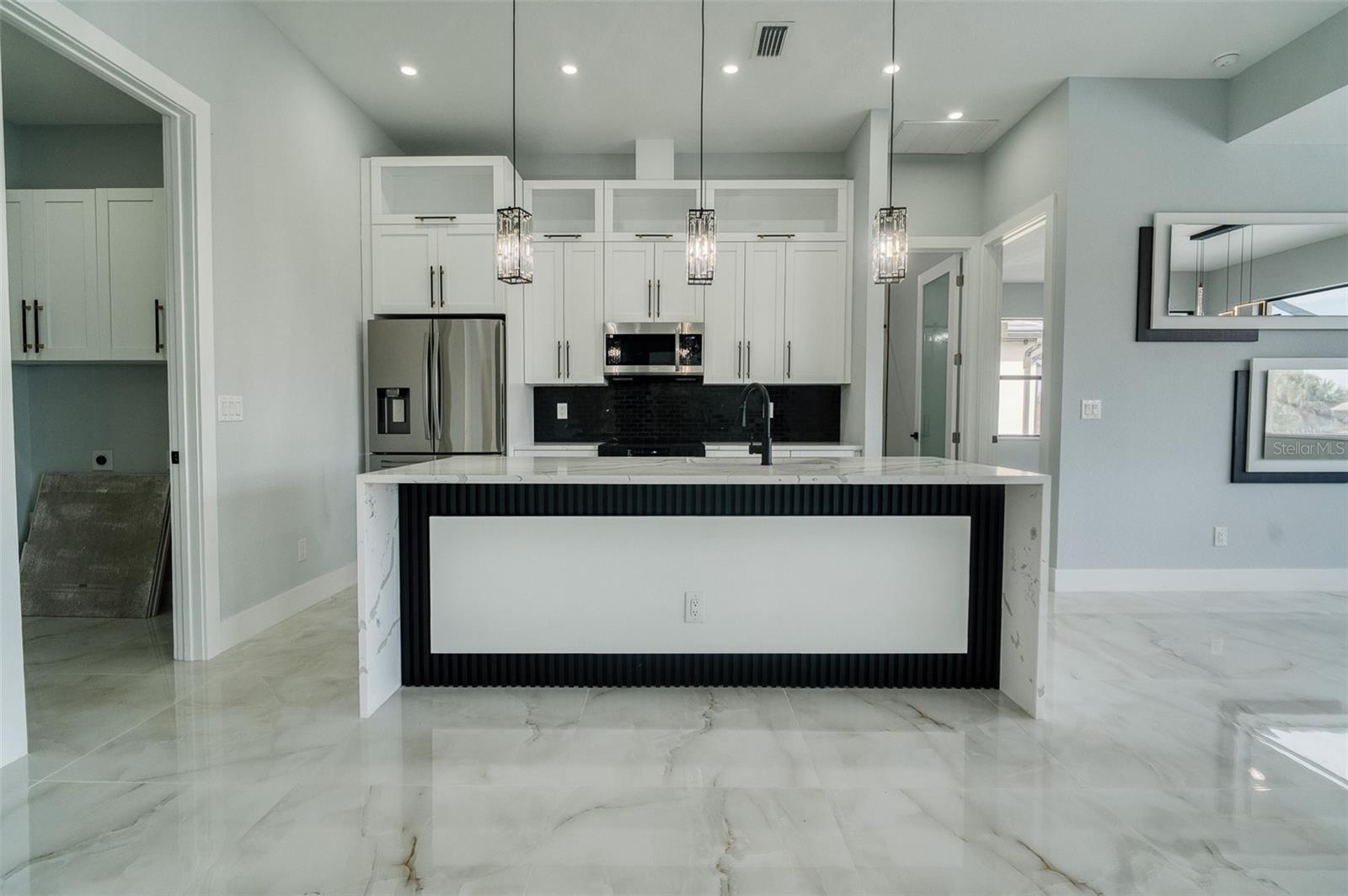 Image 6 of 63 For 10466 Winnipeg Street