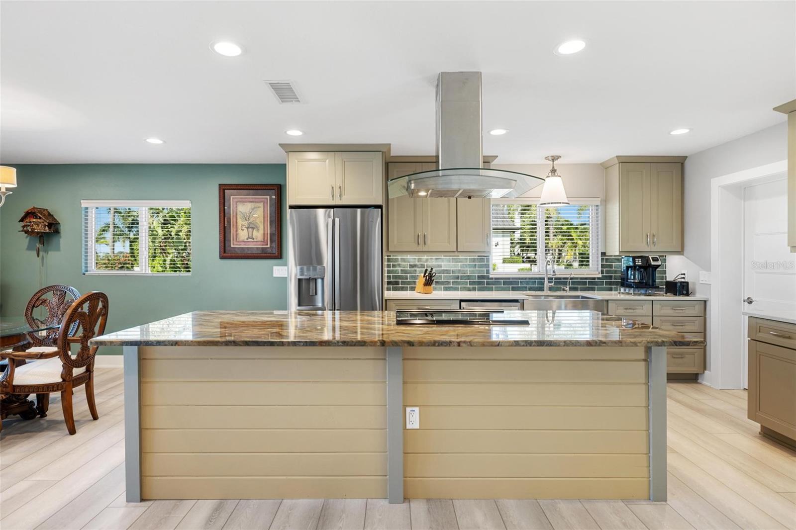 Image 8 of 65 For 5902 Tidewood Avenue 1