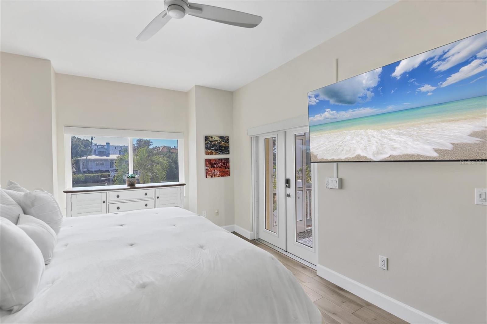 Image 10 of 26 For 862 Hudson Avenue 862