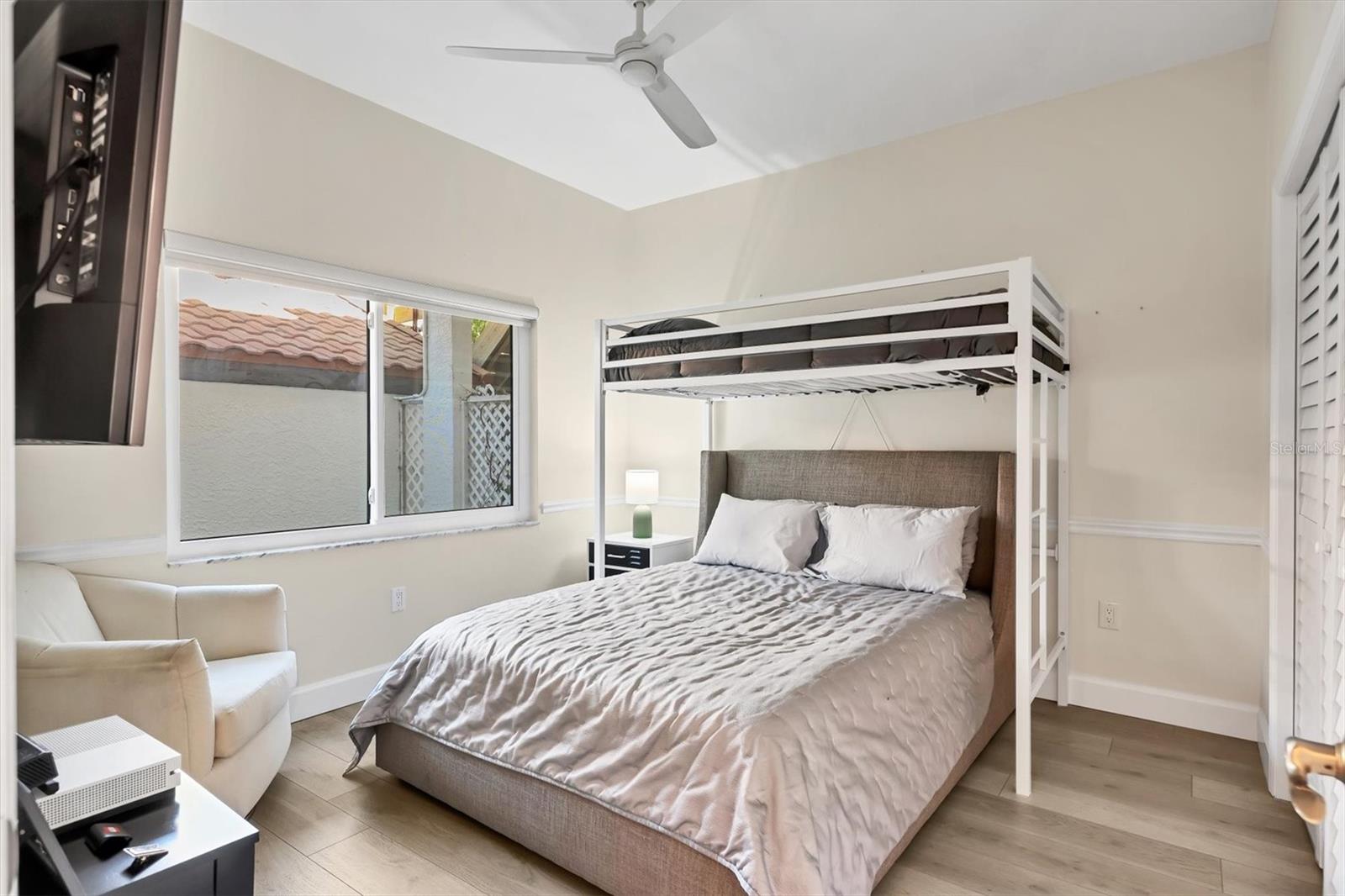 Image 15 of 26 For 862 Hudson Avenue 862