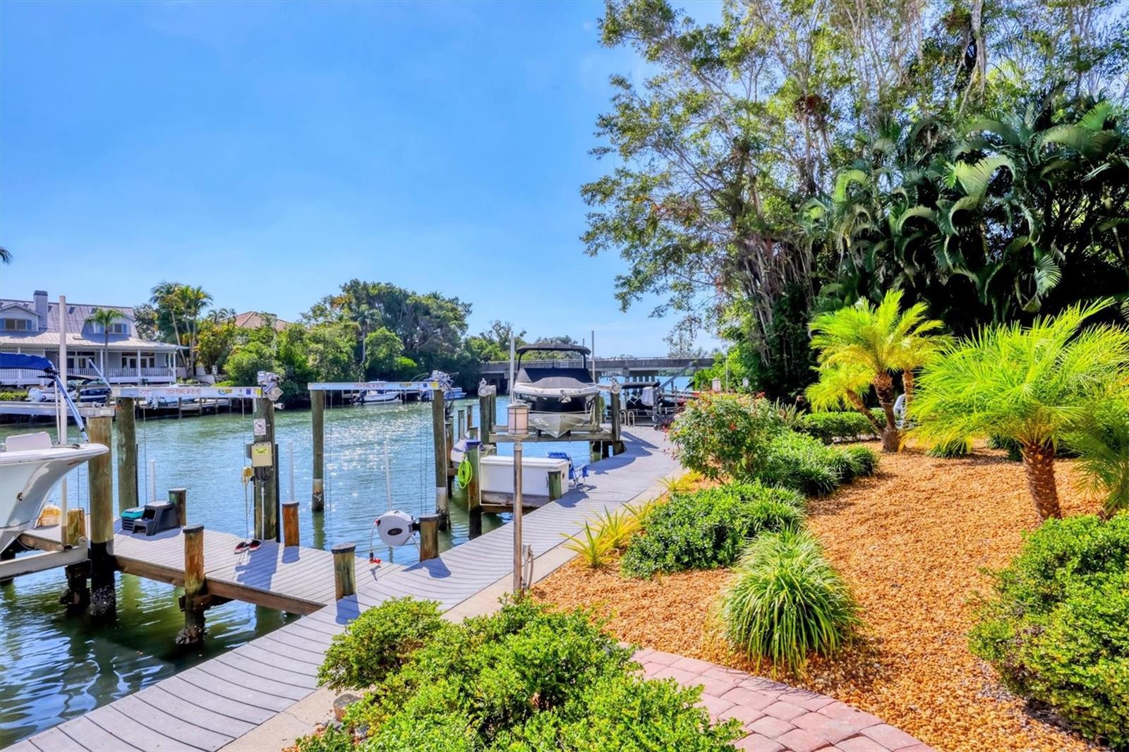 Image 19 of 26 For 862 Hudson Avenue 862