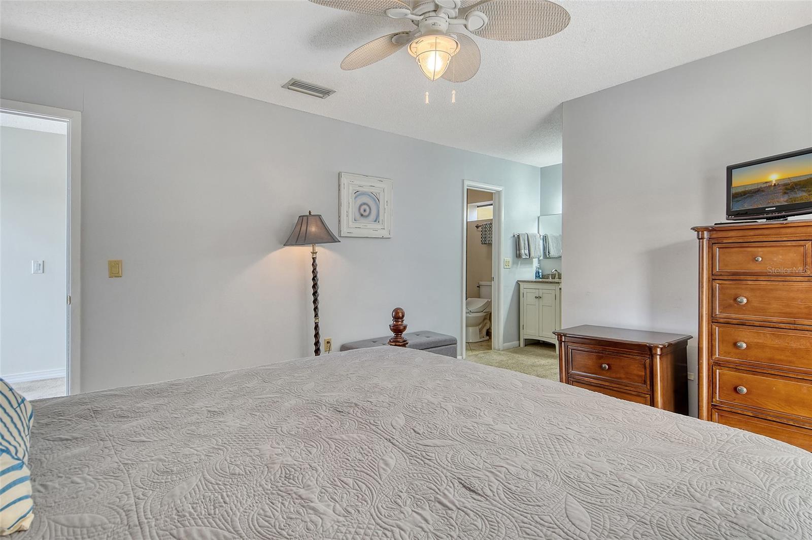 Image 22 of 53 For 6157 Midnight Pass Road G22