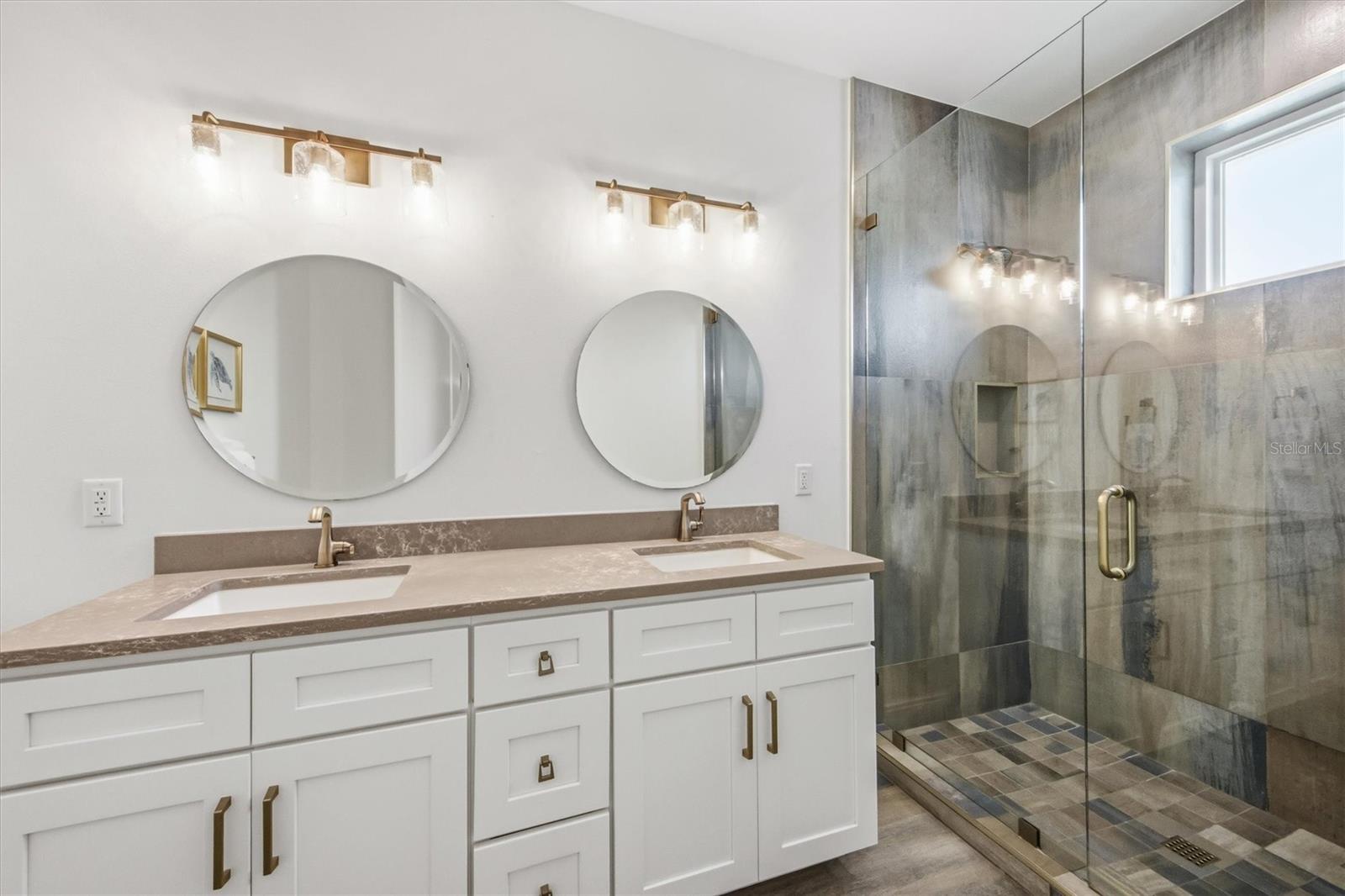 Image 32 of 91 For 403 20th Place N