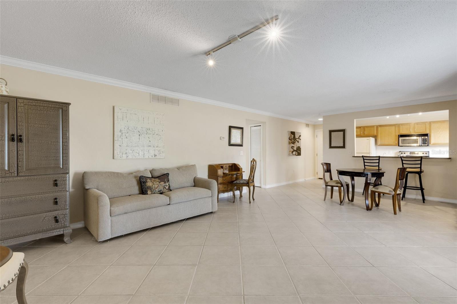 Image 18 of 39 For 1737 Parakeet Way 608