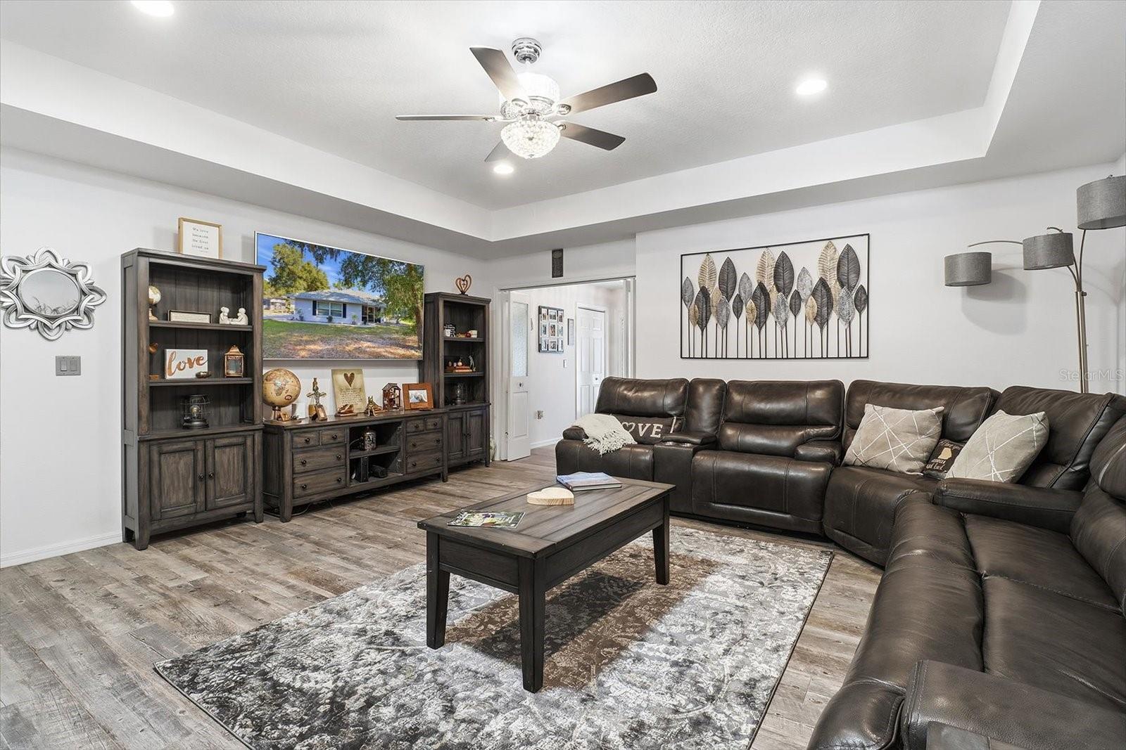 Listing photo id 9 for 3727 Boxelder Way