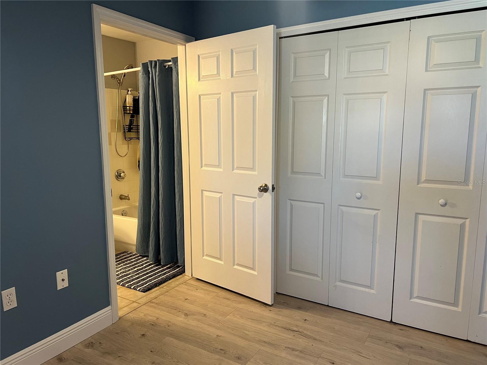 Image 32 of 51 For 5521 Rosehill Road 203