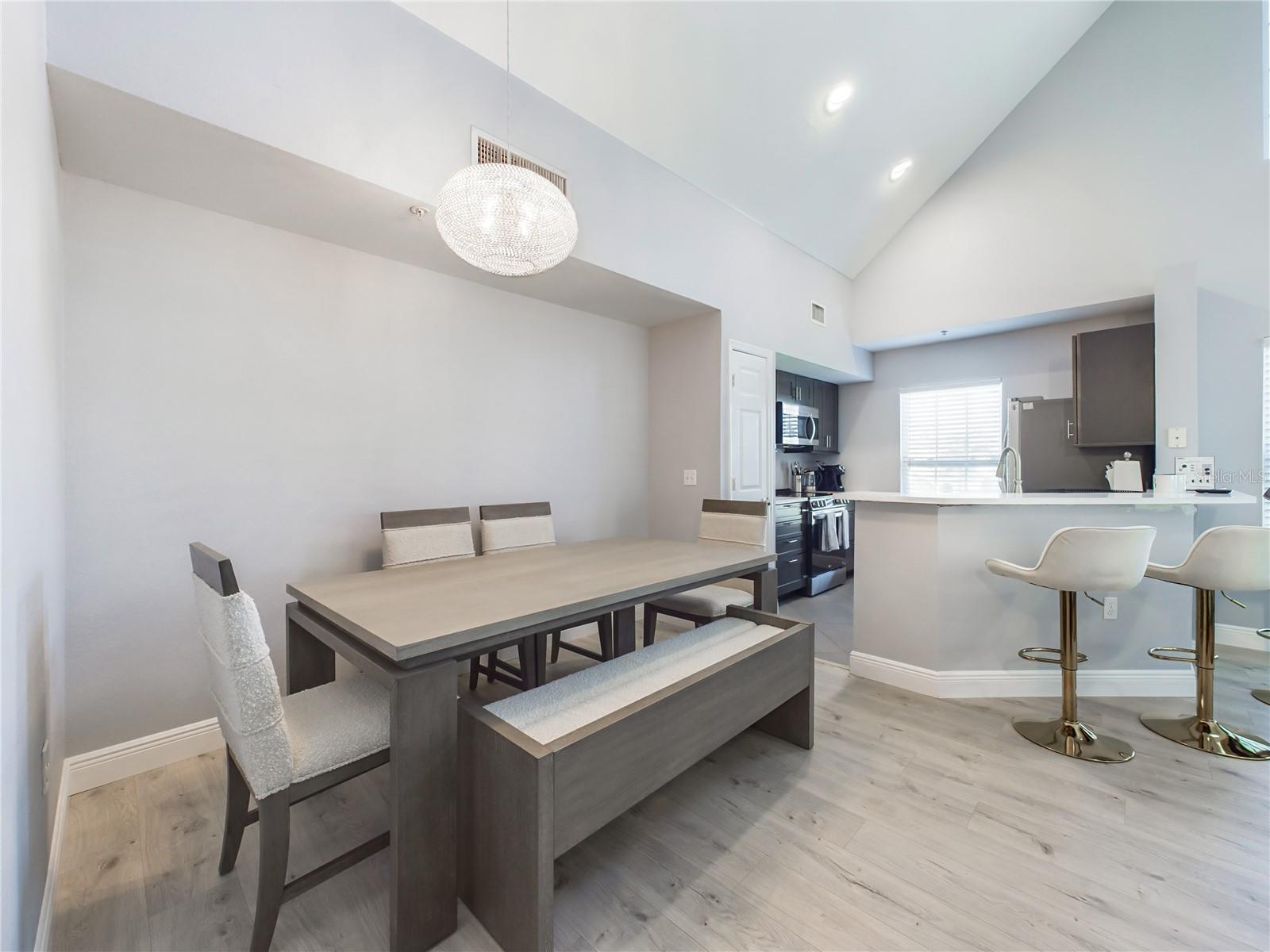 Image 7 of 51 For 5521 Rosehill Road 203