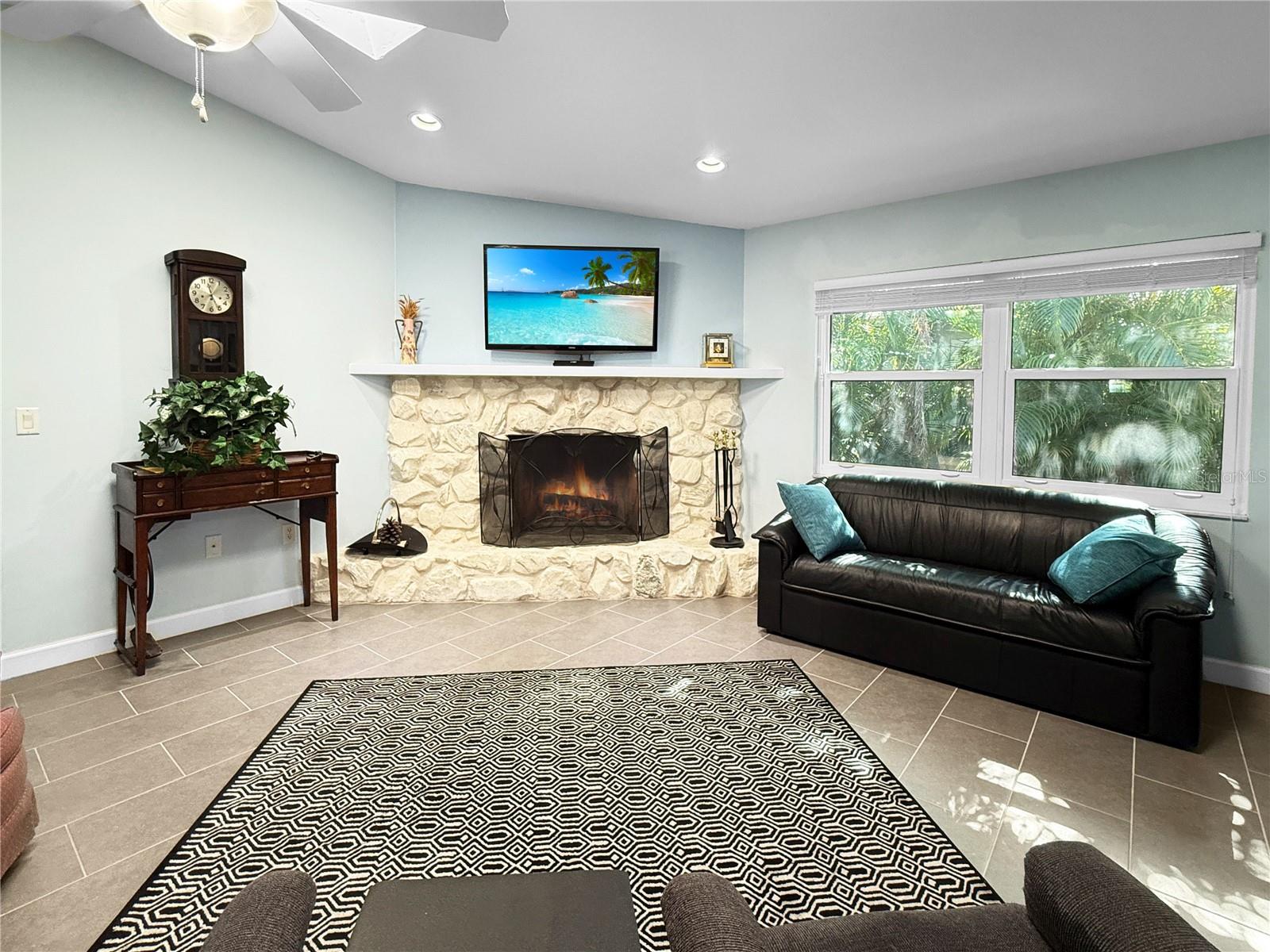 Image 11 of 42 For 2042 Country Meadows Place