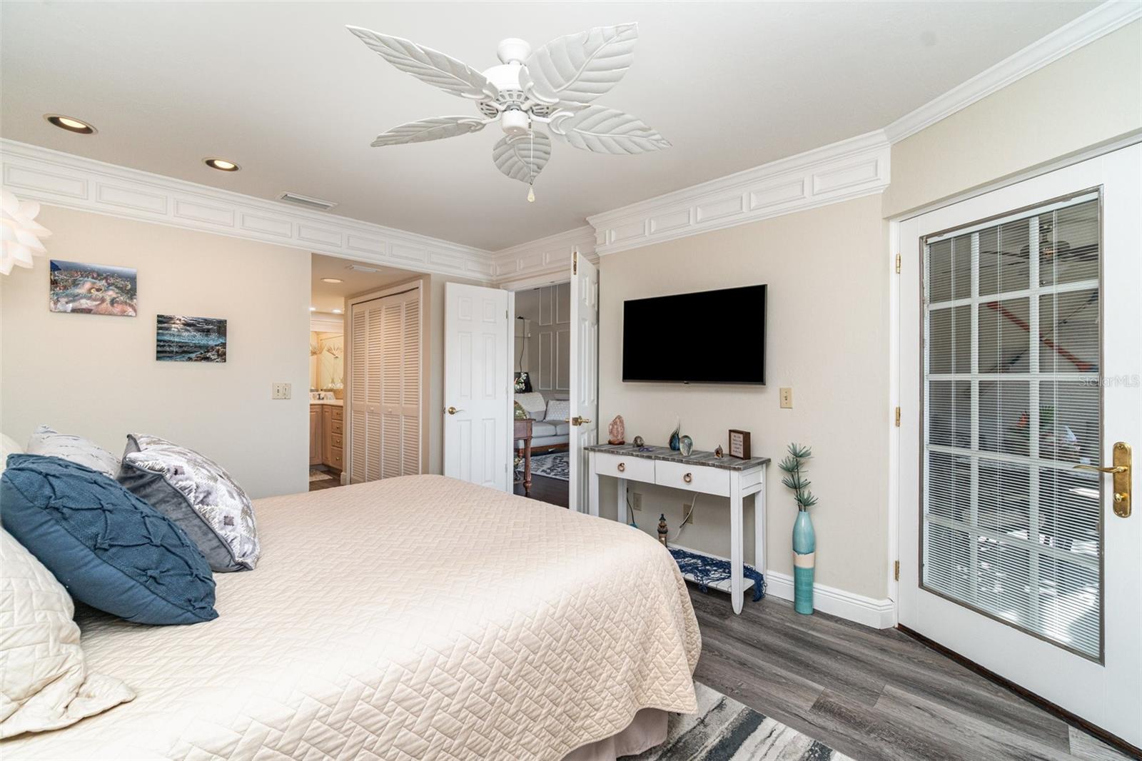 Image 19 of 34 For 912 48th Terrace 208