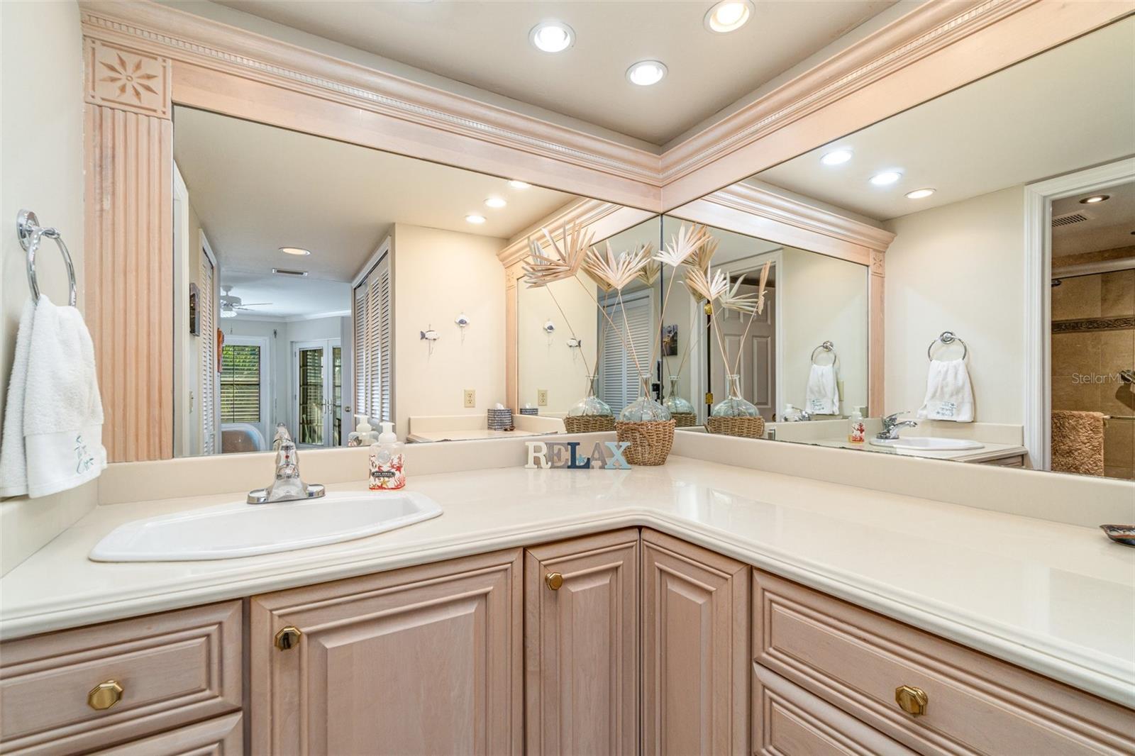 Image 20 of 34 For 912 48th Terrace 208