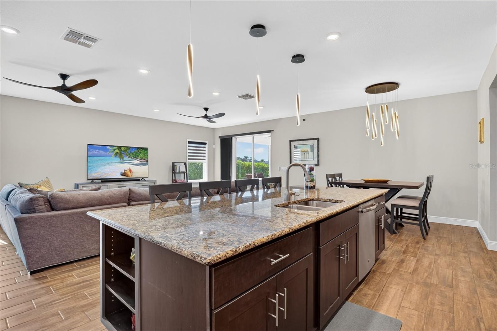 Listing photo id 12 for 1522 38th Avenue