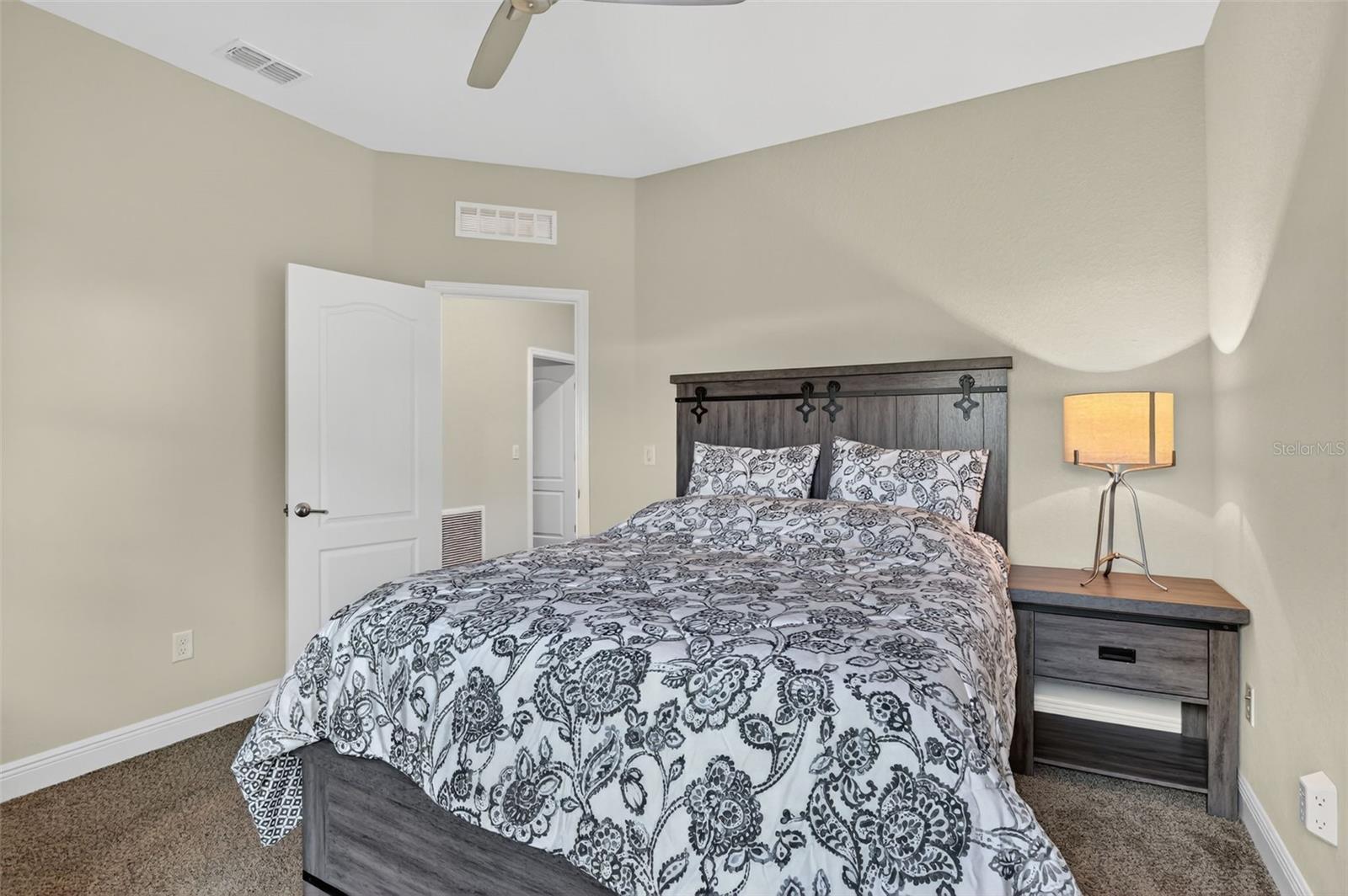 Listing photo id 24 for 1522 38th Avenue