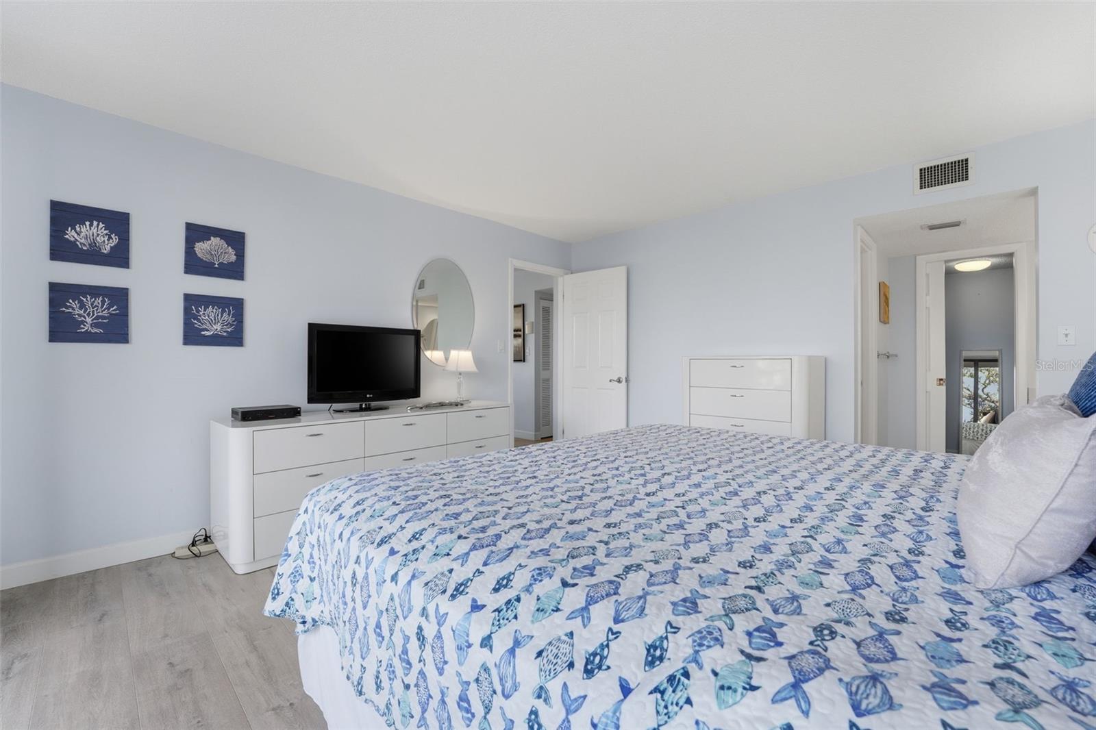 Image 11 of 62 For 6415 Midnight Pass Road 310