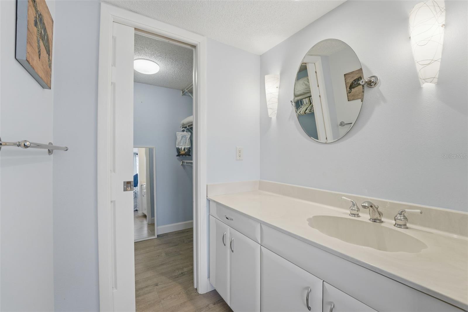 Image 12 of 62 For 6415 Midnight Pass Road 310