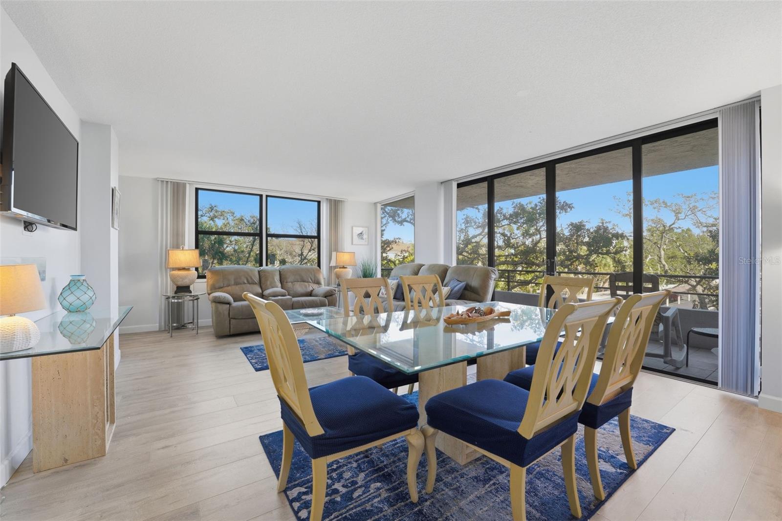 Image 15 of 62 For 6415 Midnight Pass Road 310