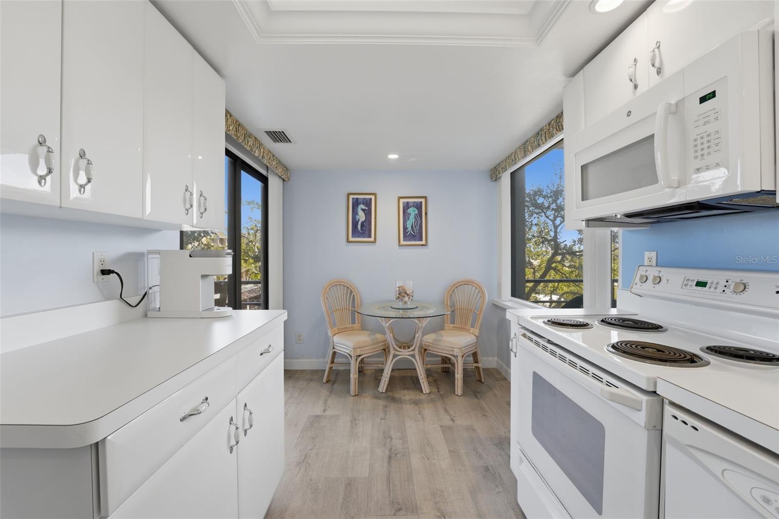 Image 16 of 62 For 6415 Midnight Pass Road 310