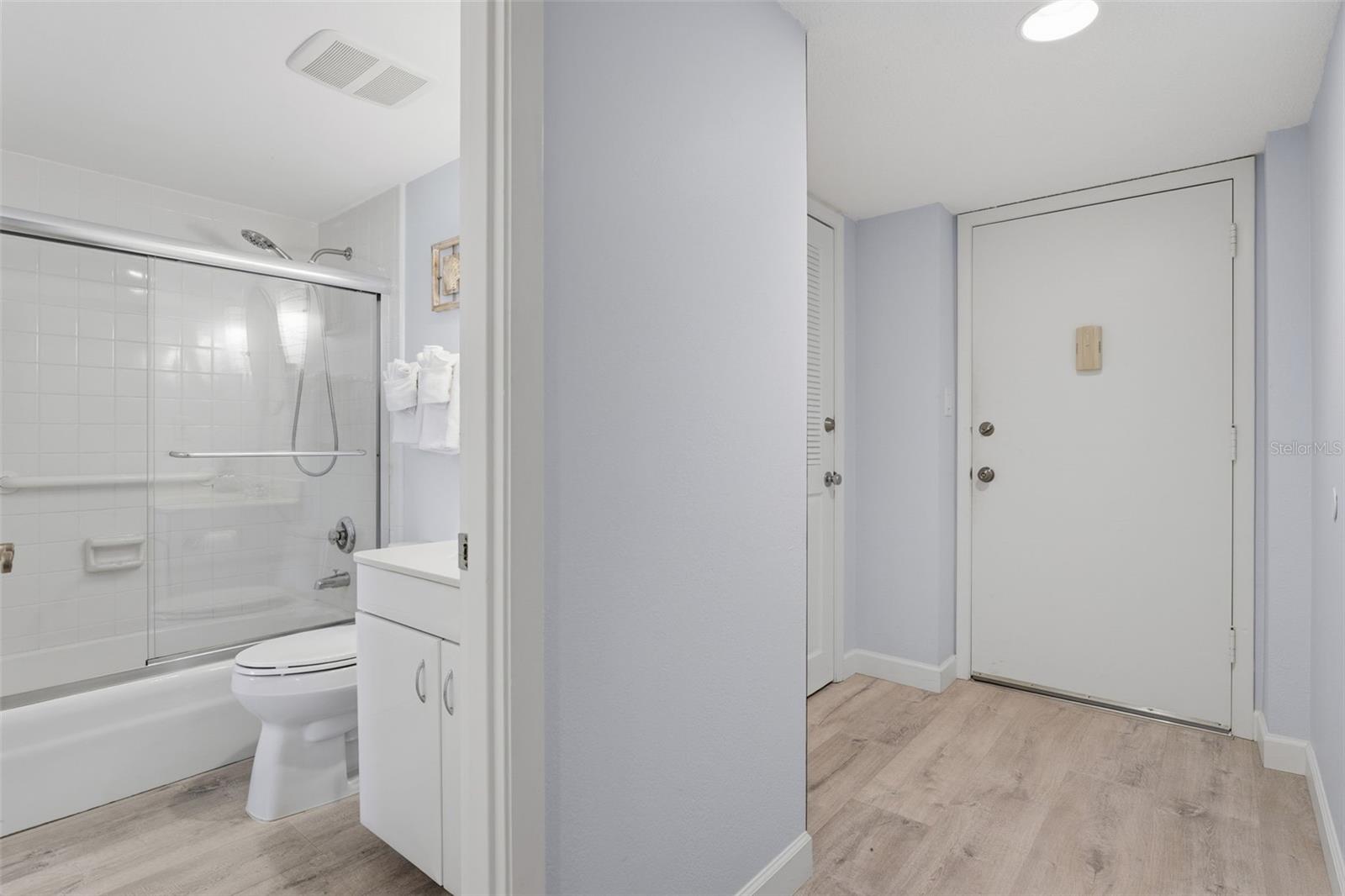 Image 28 of 62 For 6415 Midnight Pass Road 310