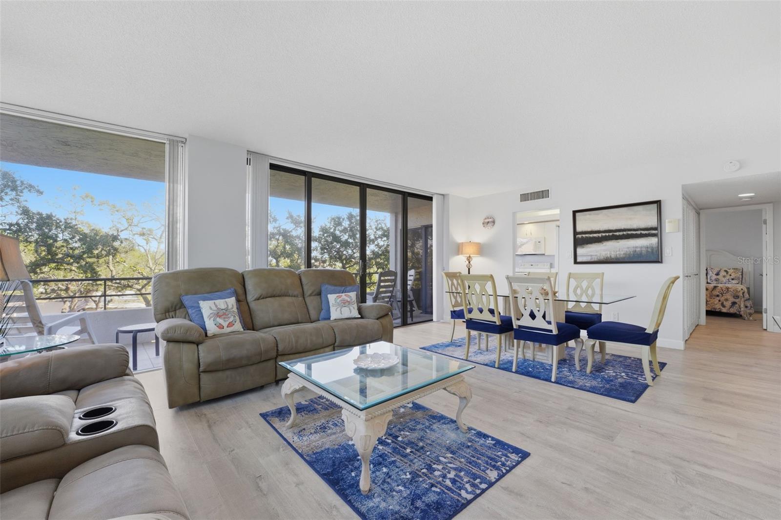 Image 4 of 62 For 6415 Midnight Pass Road 310