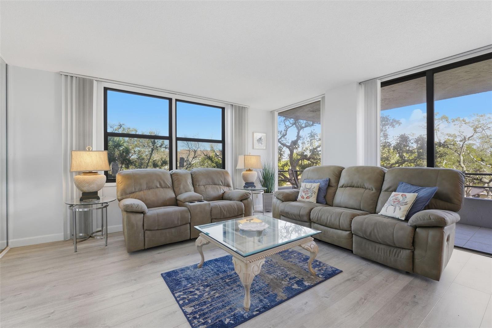 Image 5 of 62 For 6415 Midnight Pass Road 310