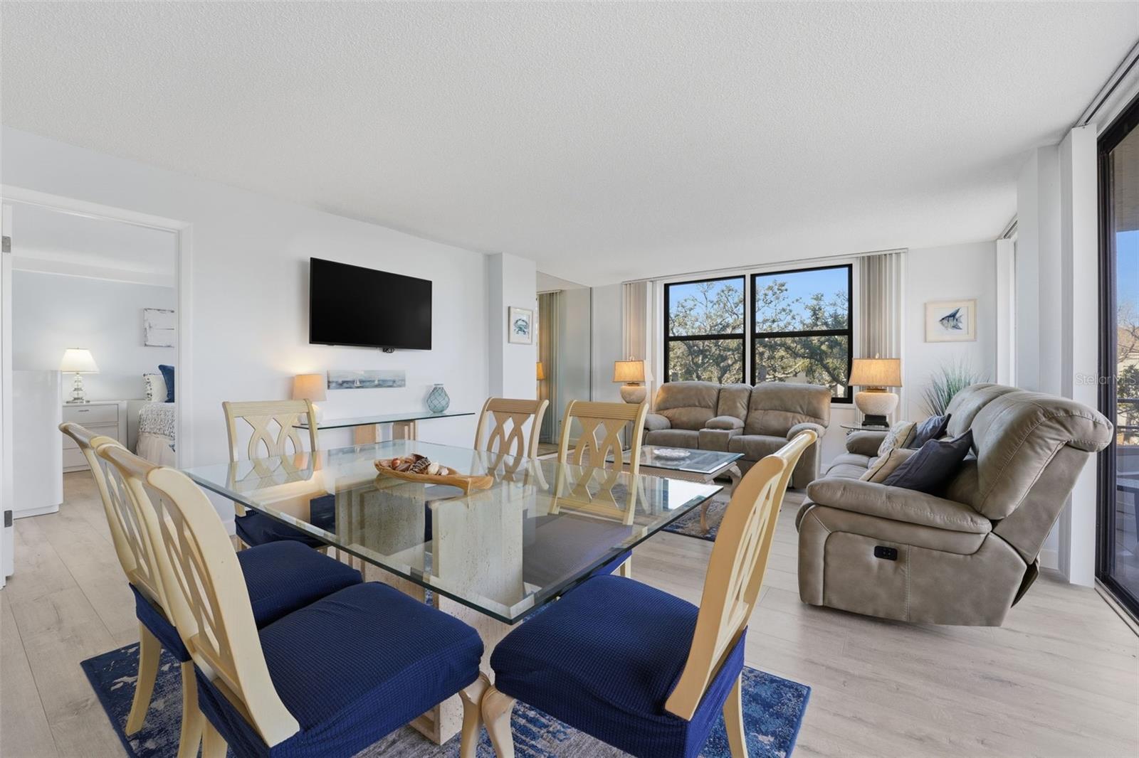 Image 6 of 62 For 6415 Midnight Pass Road 310