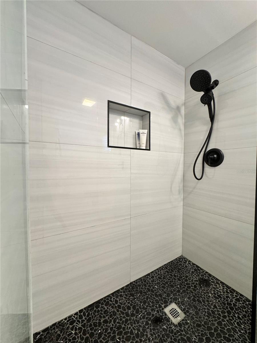 Image 18 of 33 For 701 Broadway Street