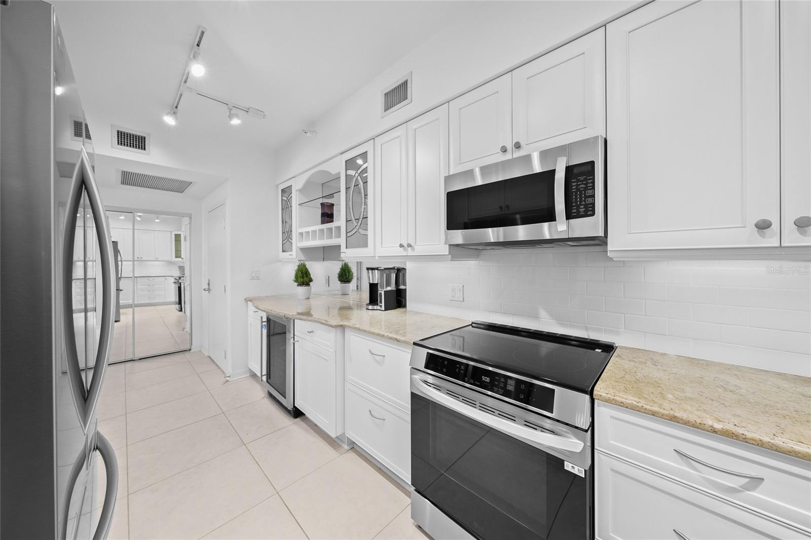 Image 10 of 66 For 1800 Benjamin Franklin Drive A1003