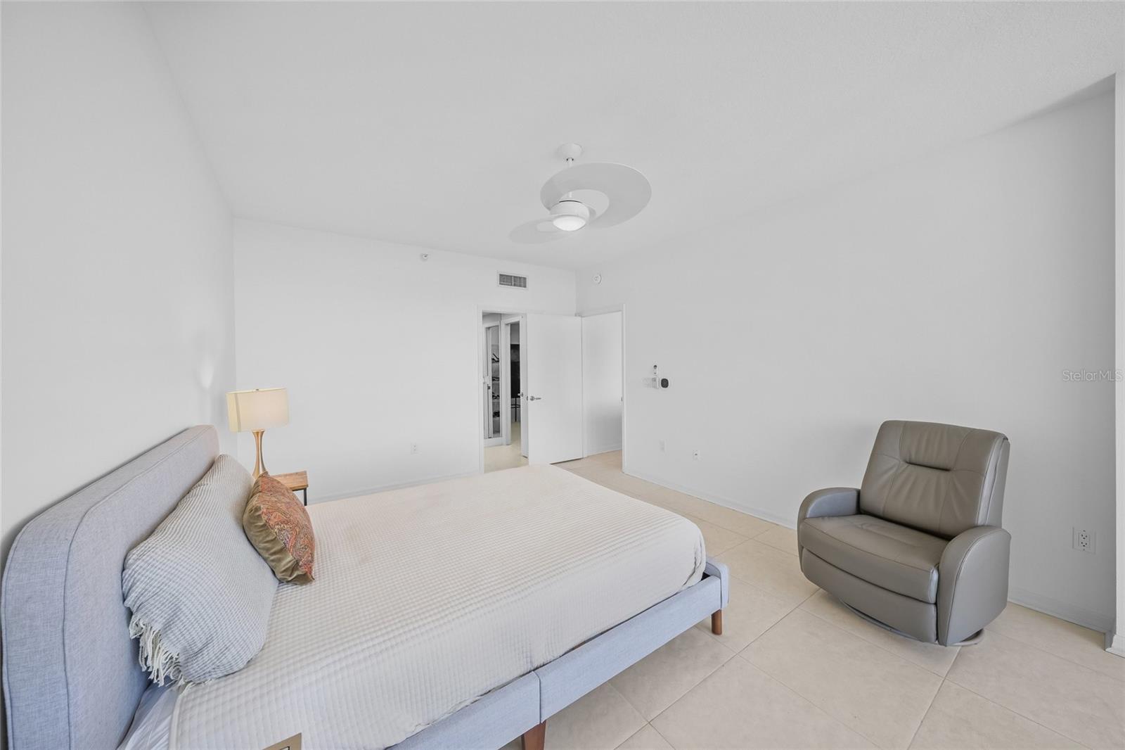 Image 22 of 66 For 1800 Benjamin Franklin Drive A1003