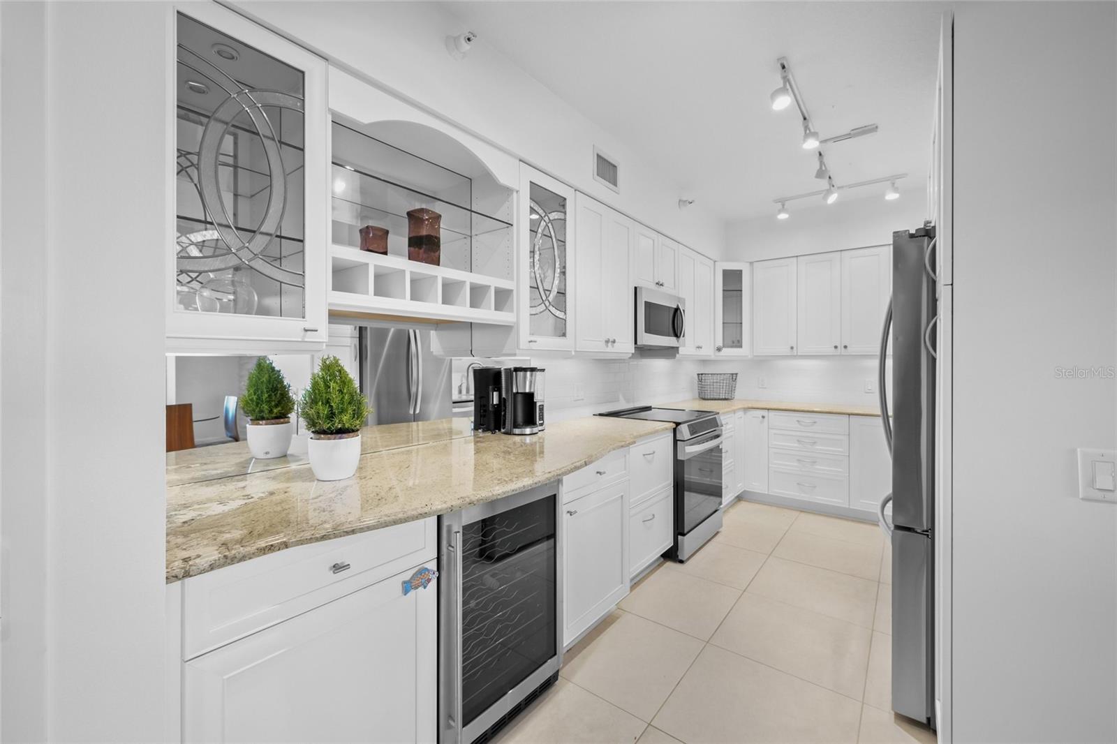 Image 6 of 66 For 1800 Benjamin Franklin Drive A1003