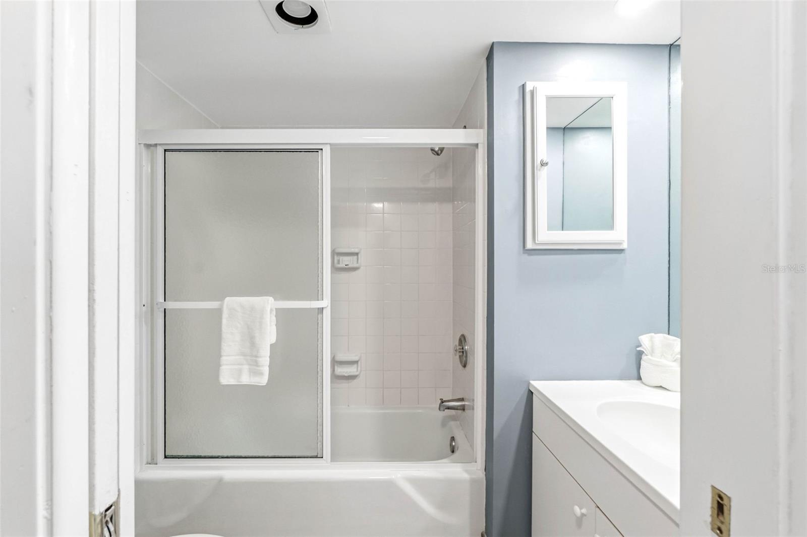 Image 27 of 39 For 5966 Midnight Pass Road G113