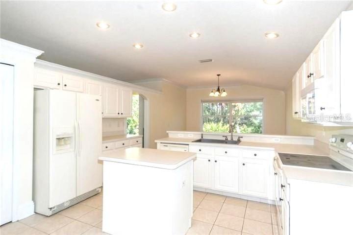 Image 3 of 43 For 295 Fareham Drive