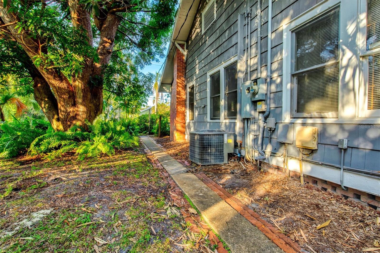 Image 23 of 61 For 2121 7th Avenue W