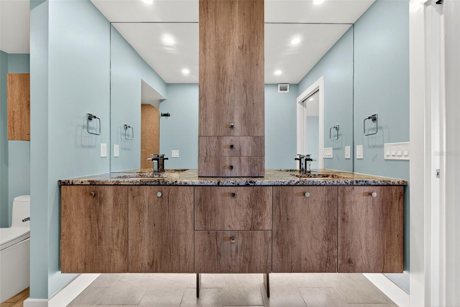 Image 37 of 100 For 888 Blvd Of The Arts  605