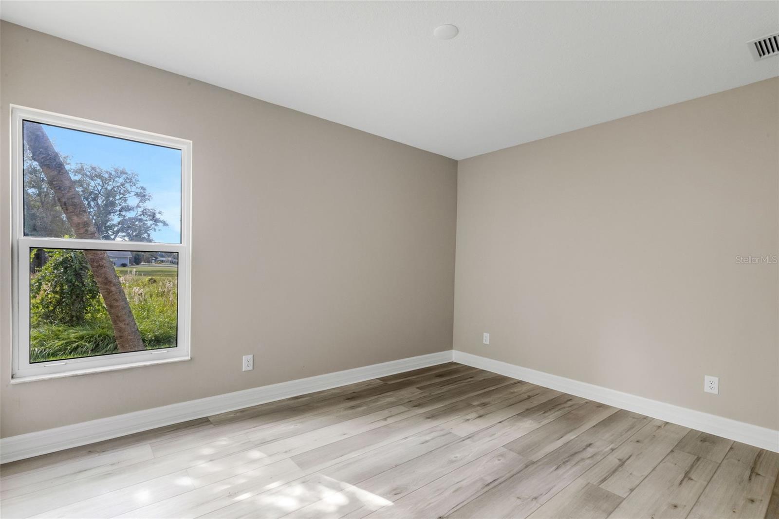 Image 29 of 46 For 1183 Cedar Avenue