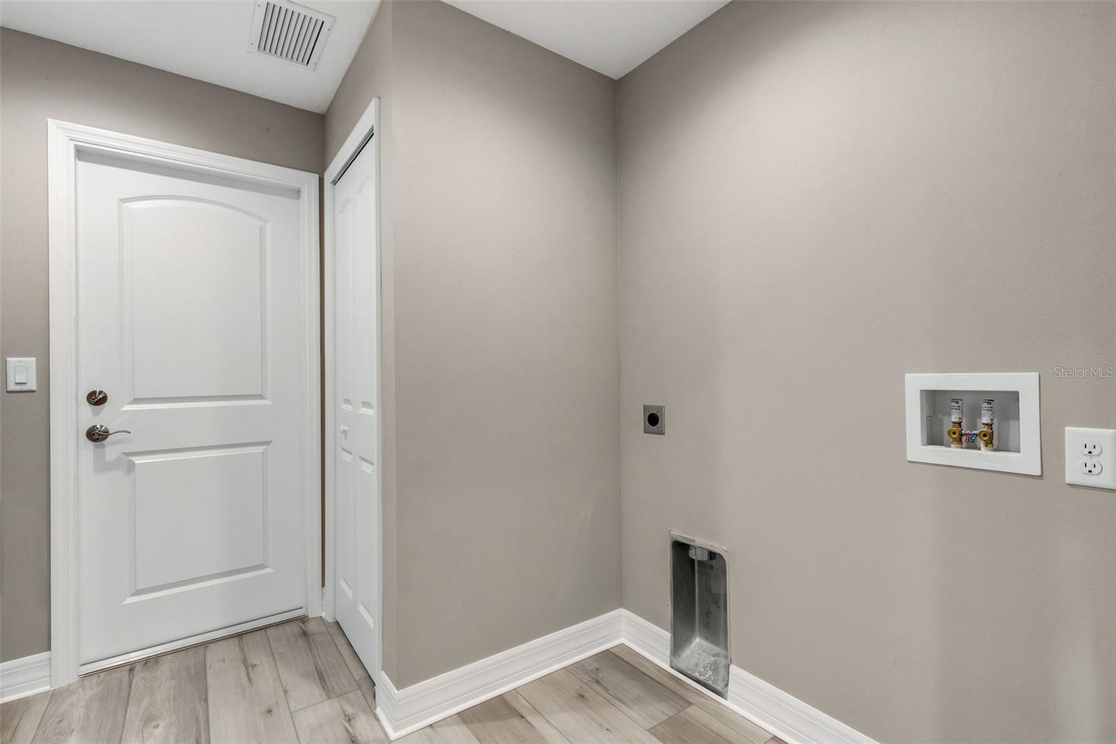 Image 35 of 46 For 1183 Cedar Avenue