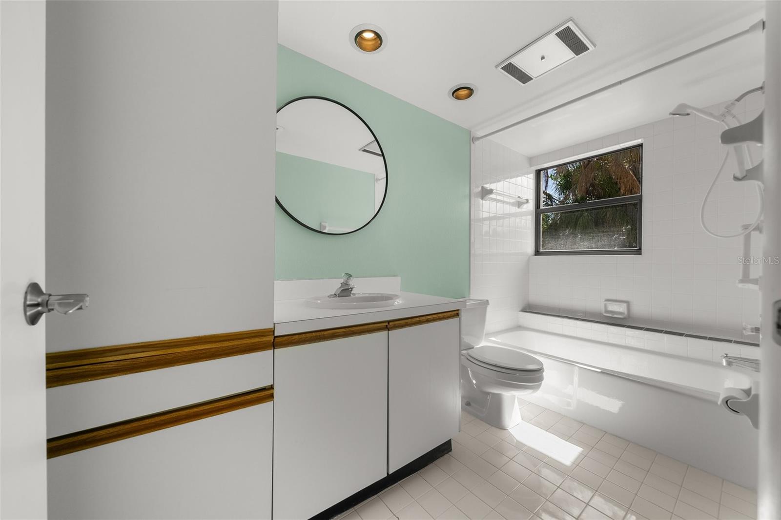 Image 28 of 50 For 6061 Fairway Lane 1411