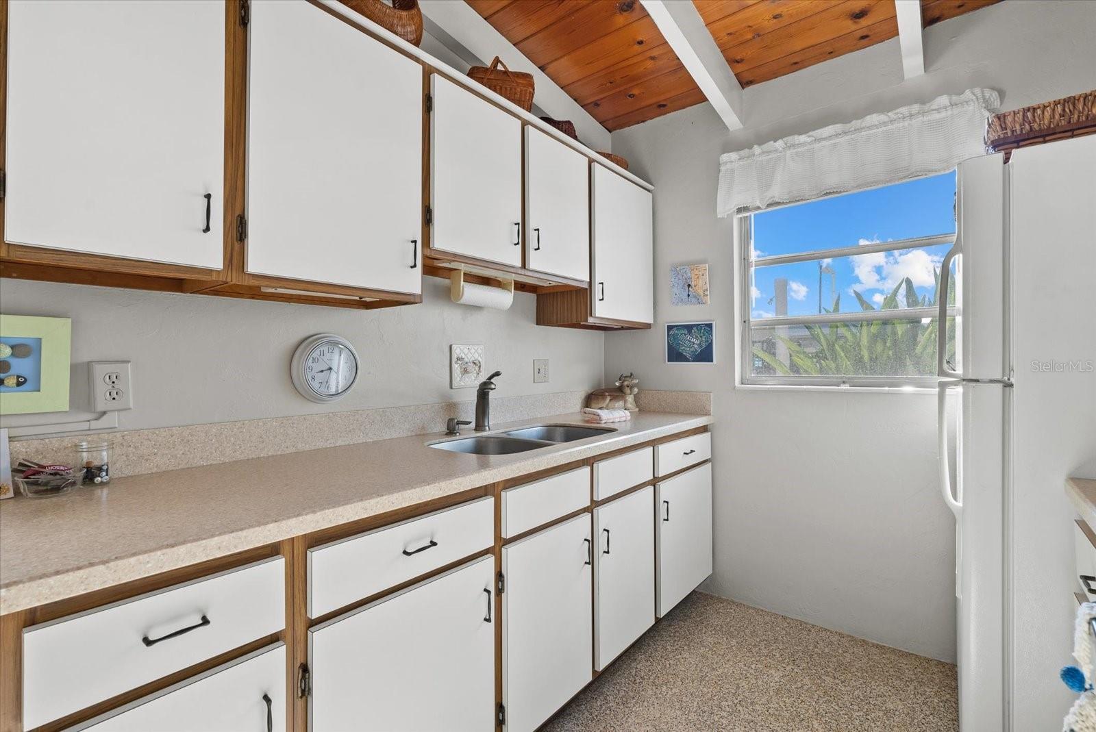 Image 10 of 45 For 6006 Midnight Pass Road 11