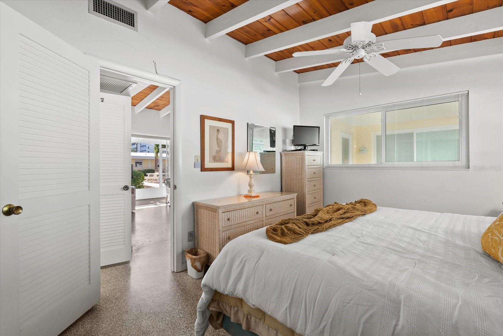 Image 14 of 45 For 6006 Midnight Pass Road 11