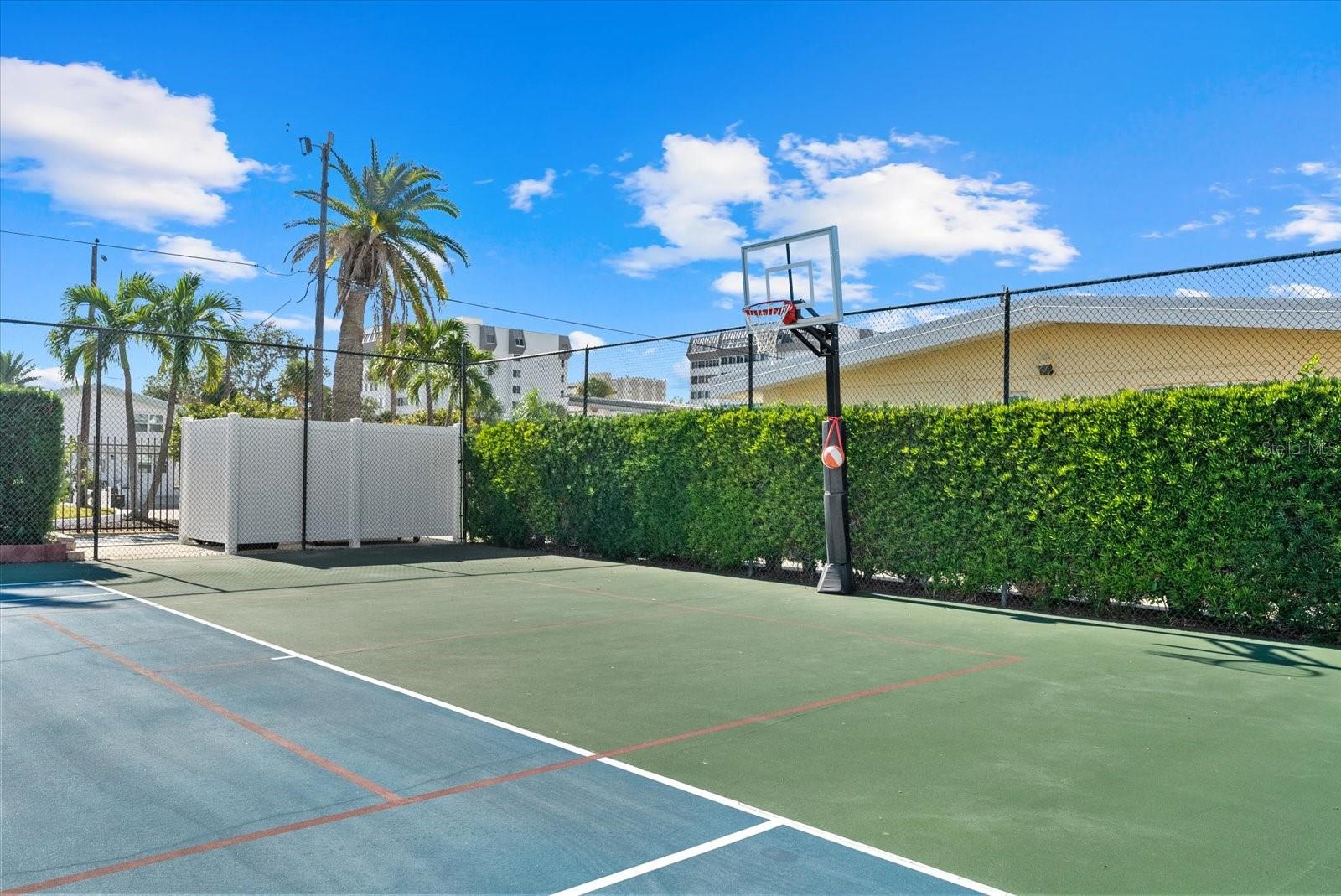 Image 28 of 45 For 6006 Midnight Pass Road 11